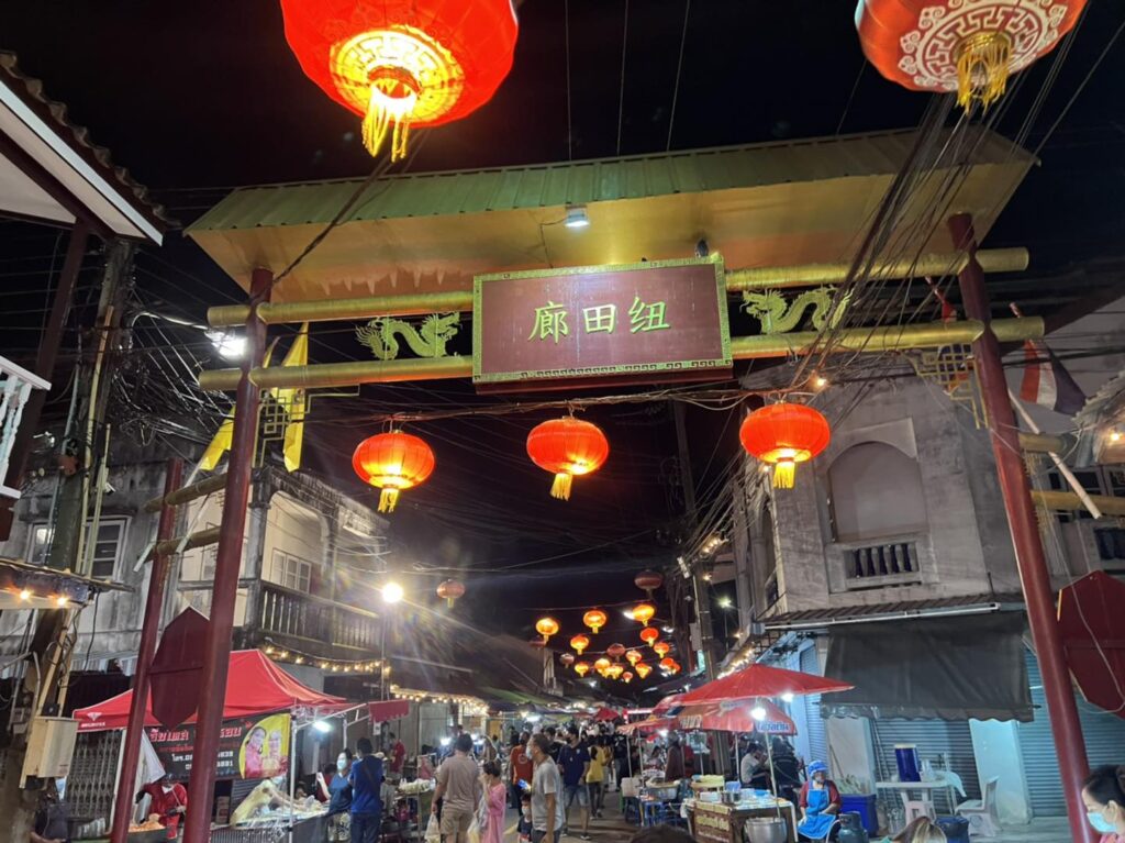 เดินเพลิน ๆ ย่านการค้าในตลาดจีนโบราณชากแง้ว